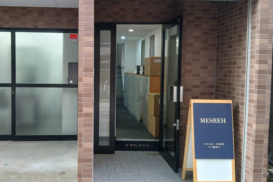MESREH御徒町店の入口。開いた扉の脇に、MESREHと書かれた紺色の立て看板が置かれている